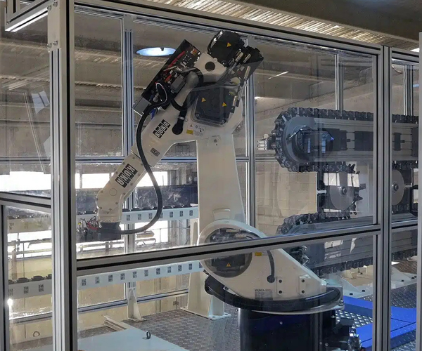 Célula robotizada modular que integra sistemas y lenguajes CNC y robóticos y capaz de encajar en una cadena de montaje altamente automatizada.