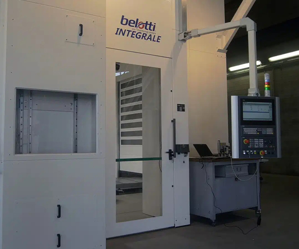 Célula robotizada modular que integra sistemas y lenguajes CNC y robóticos y capaz de encajar en una cadena de montaje altamente automatizada.