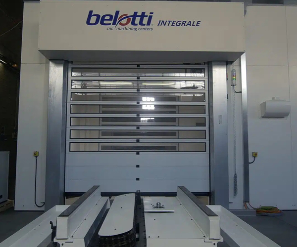 Célula robotizada modular que integra sistemas y lenguajes CNC y robóticos y capaz de encajar en una cadena de montaje altamente automatizada.