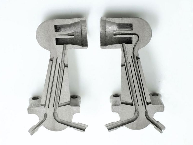 Nozzle en material IN718 donde ser ven los canales interiores